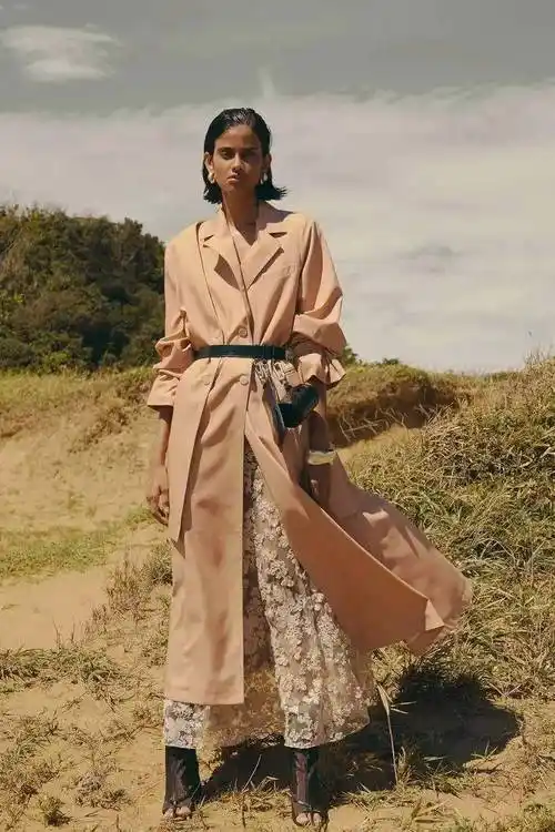 风衣搭配这4条裙子,太好看了!