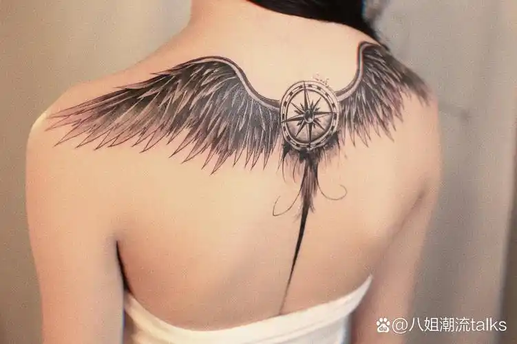 后背纹身,暗黑翅膀纹身 纹身主体:翅膀,指南针 纹身痛感:4星半 纹身用