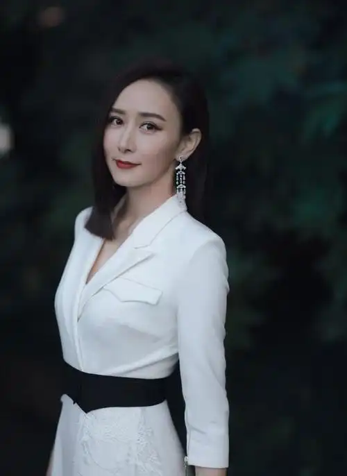 成团夜胡静终于肯扮贵妇西装裙大胆高开叉身材原来这么好