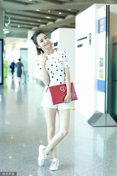 佟丽娅扎半丸子头现身 秀纤细好身材