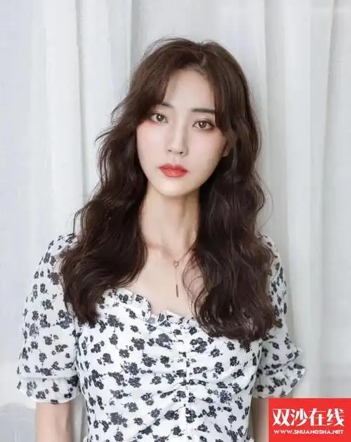 中长发气垫烫什么发型好看(今年流行减龄全头烫发型)_双沙在线