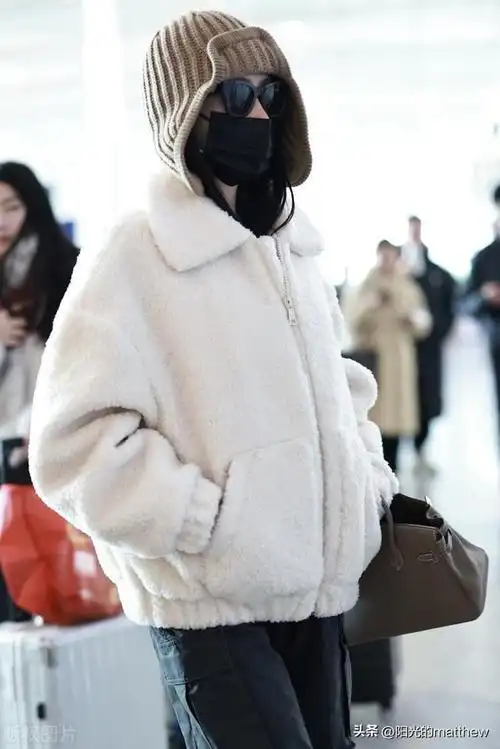 街拍张天爱白色毛绒外套黑色阔腿裤针织雷锋帽个性十足