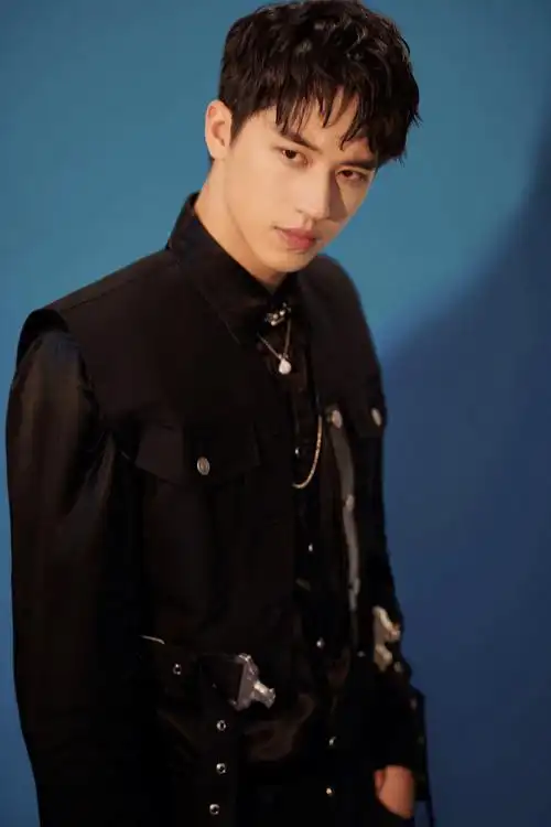 面对落差,许魏洲时常告诫自己,当演员要学会保持隐忍