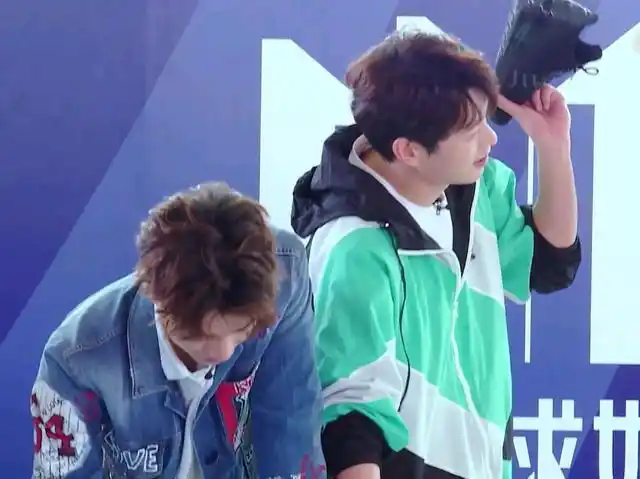 魏大勋也脱掉鞋子