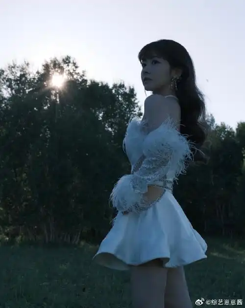 露腰短裙的搭配也非常显身材,赖美云这组照片真的好绝!