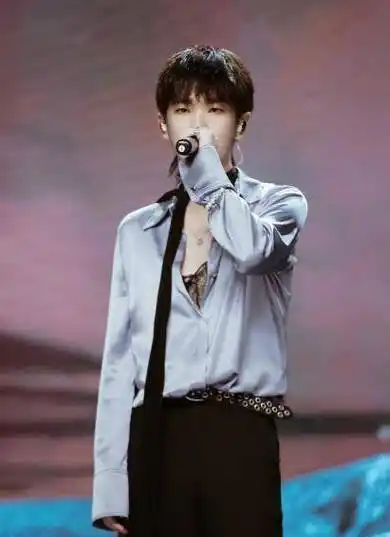 郁可唯依旧抱团再加上成团之夜上的不愉快,采访环节公开抱团以及万茜"