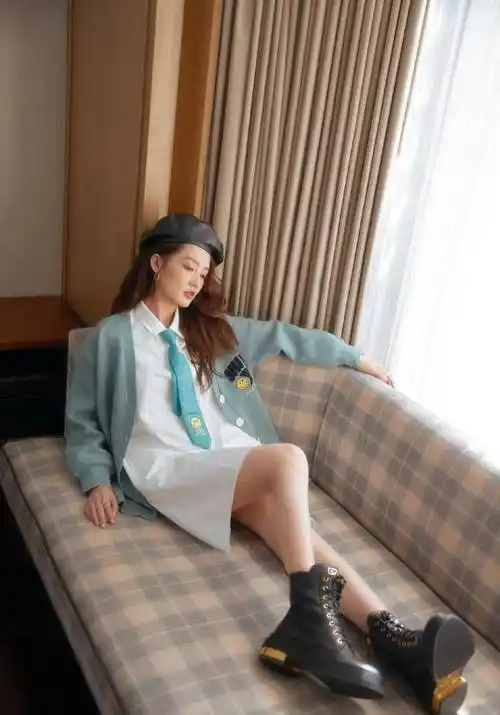 李沁穿娃娃领衬衣搭配笑脸外套,混搭风都这么甜,简直少女心爆棚_整体