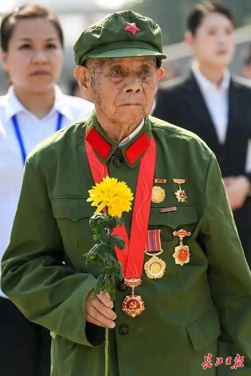 "身上的弹片时刻提醒我,不能忘记烈士们流过的鲜血"