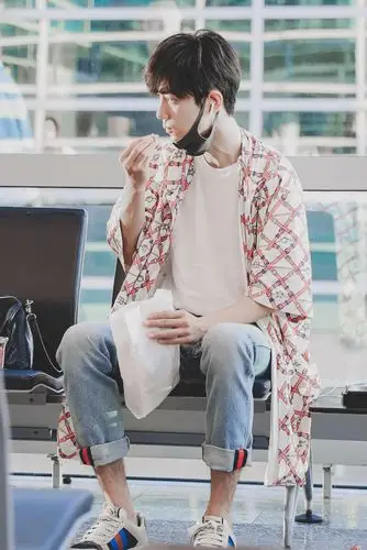 肖战真会穿偏爱白t恤尤其是这件gucci一般人驾驭不了