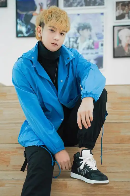 黄子韬说6点直播来跟你们聊会儿记得去听新歌##黄子韬说记得去听懈梃