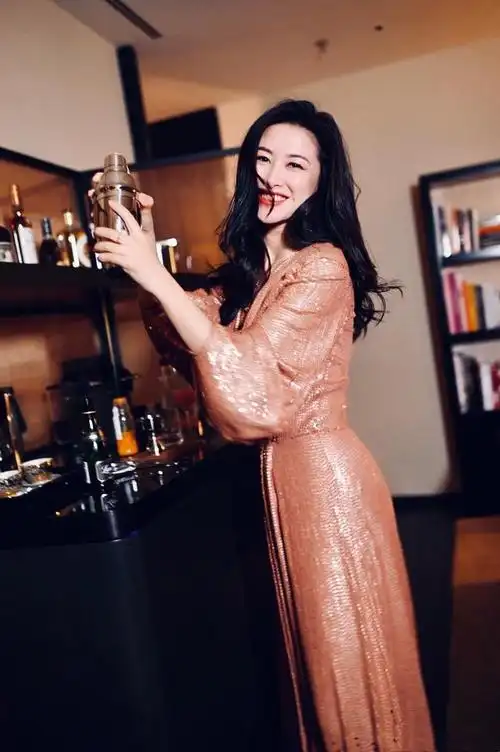 《精英律师》中的栗娜扮演者朱珠,一组美照性感又高级,绝对对得起她"