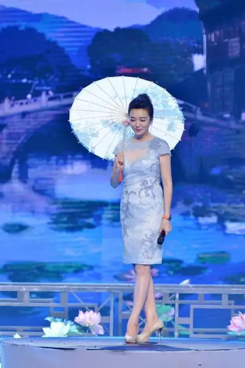 冻龄女神江珊身高166cm51岁身材如少女这首歌是她唱的