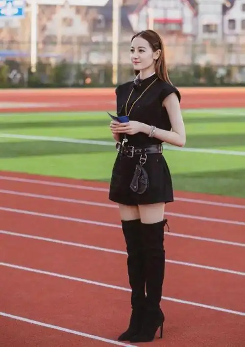 迪丽热巴造型太野皮衣配过膝长靴又美又飒看着像女军阀