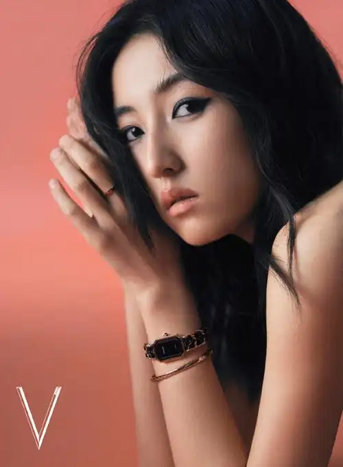 张子枫x《v magazine》 带着本真的好奇,在流动的色彩中体验生命的