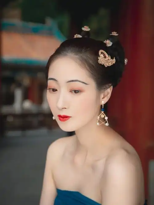 为了着重体现裙子索性就直接拿抹胸搭配,发型是明代的云髻,两个环很