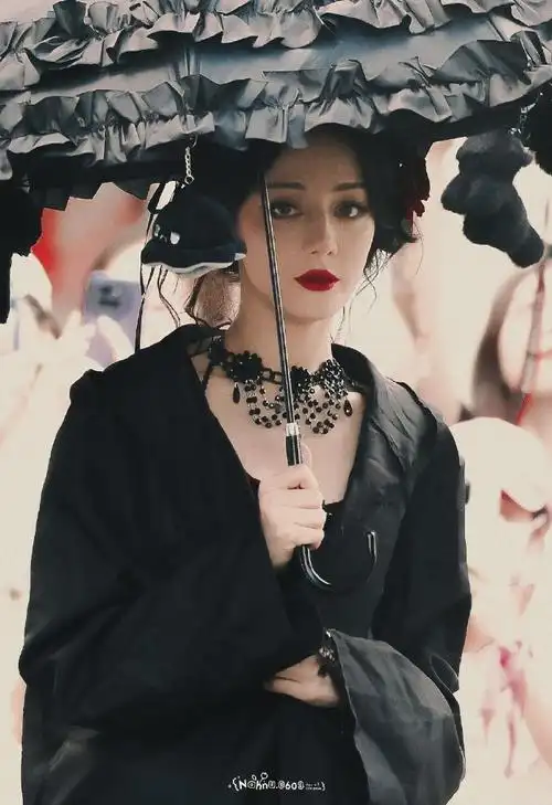 网友cos迪丽热巴#不好意思,小巴巴又美出圈让各位小红薯和抖博主仿