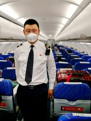 南航大连分公司安全员纪峰:越是艰险越向前