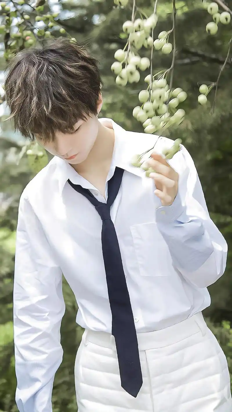 一组没见过的图#王俊凯让人心动的n个瞬间 #王俊凯 @dou - 抖音