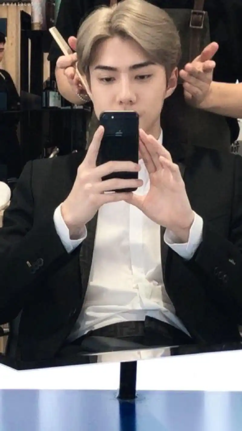 来一波可爱的吴世勋生图.喜欢这样的吴世勋吗?