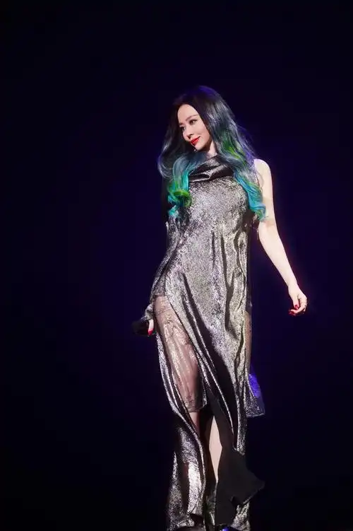 05超女三强同天开唱李宇春秀美腿周笔畅比张靓颖更妩媚