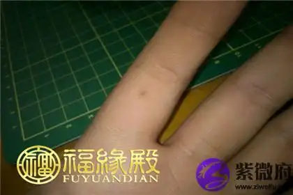 男性左手食指上有痣的话,年轻时对自己的期望较高,野心勃勃,但经常到