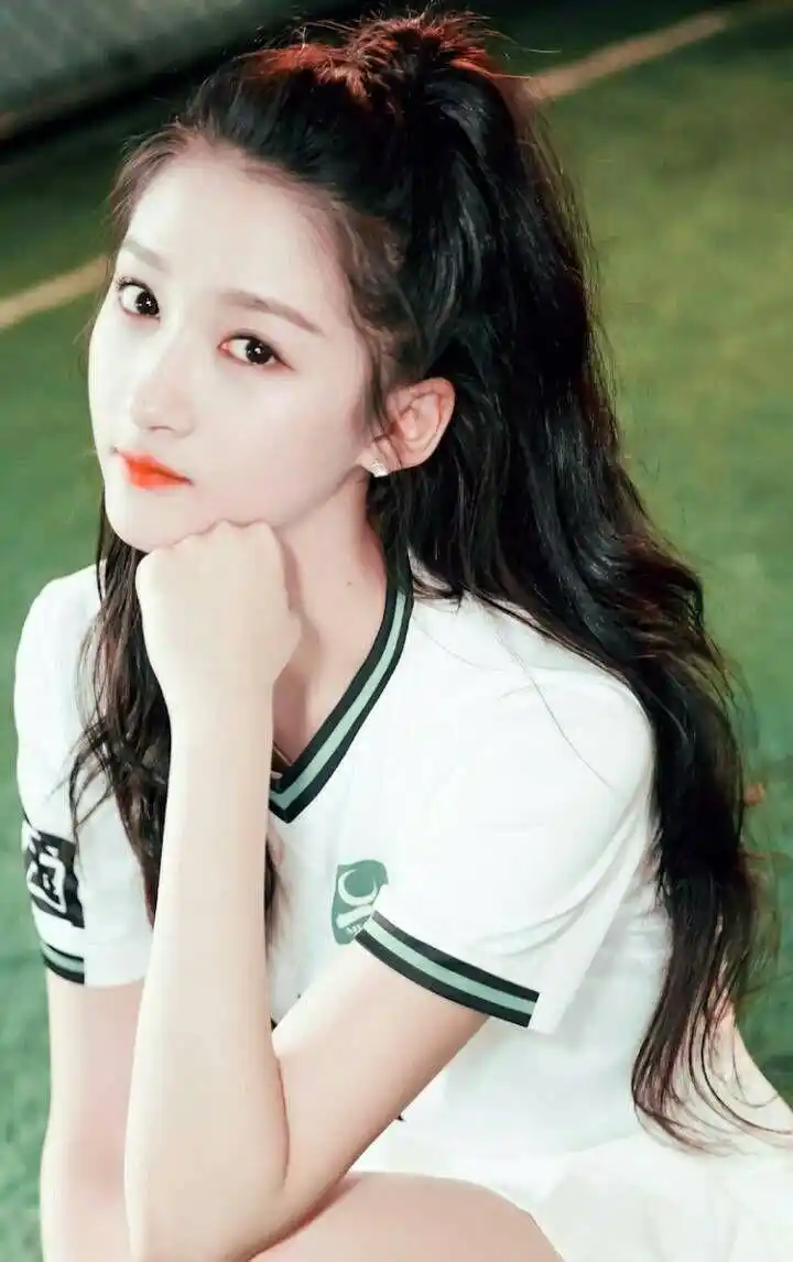 关晓彤字体照片曝光,老师对她评价很高,如今被称为"最美学霸"