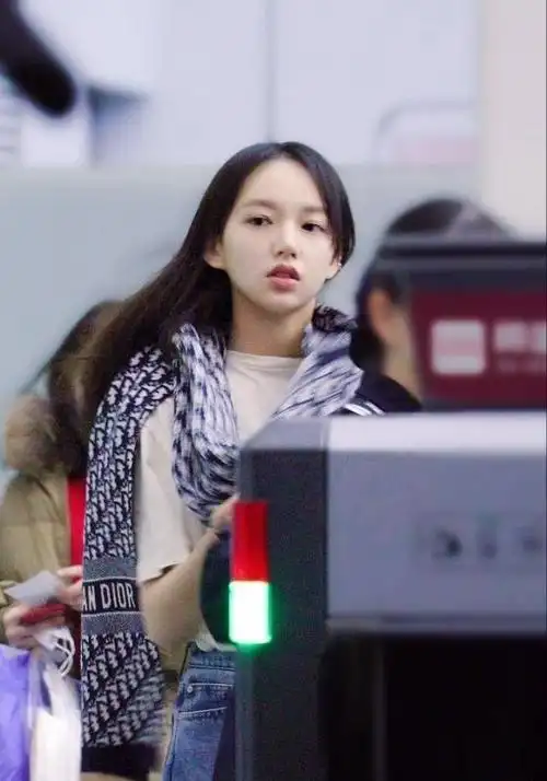 程潇过安检被拍,素颜的脸跟14岁没两样,果然是纯天然美人