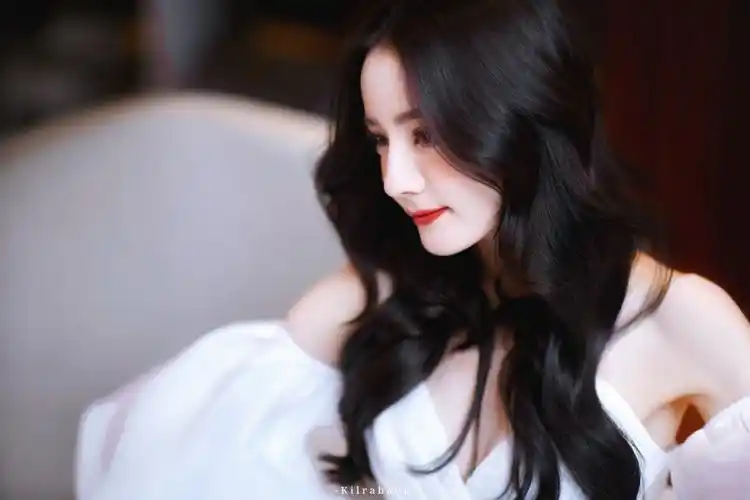 迪丽热巴白色仙女裙,今天是仙气飘飘白雪公主迪