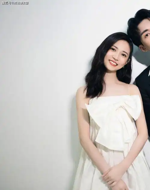 陈钰琪找对风格了花苞裙点缀蝴蝶结元气满满小圆脸太可爱