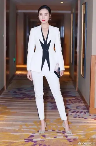 吕一出席某活动,身着白色礼服,简单扎了马尾,配上烈焰红唇,女神范儿