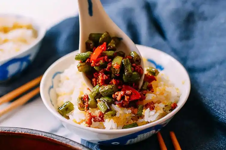 四季豆不过油,表面微焦有肉香,还能化湿健脾,吃这菜米饭得备足