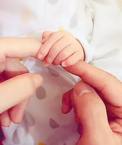 吴若希入纸排期注册 城城晒一家三手照亲证荣升人父