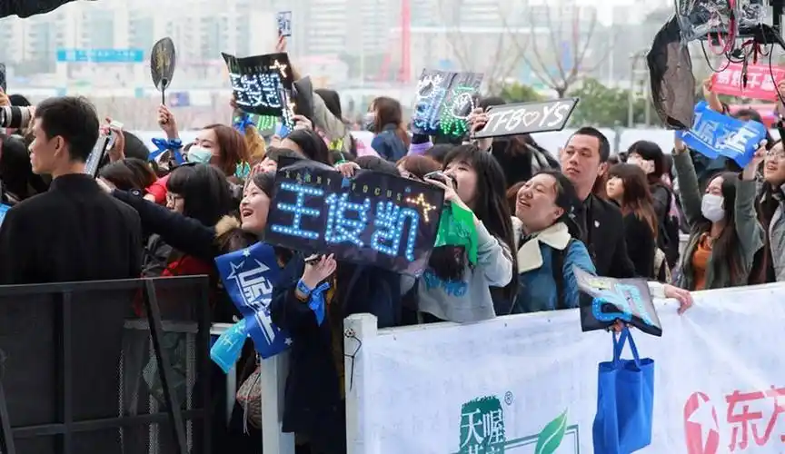 王俊凯迎17岁粉丝包轻轨应援