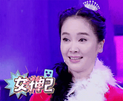 还有独特的卖萌姿势,加上左小青独特的可爱笑容,萌翻众人.