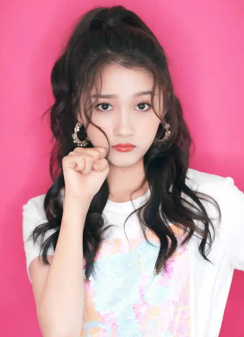 关晓彤亮相2018芭比梦想秀开秀大典,教大家卖萌五连拍,很是可爱