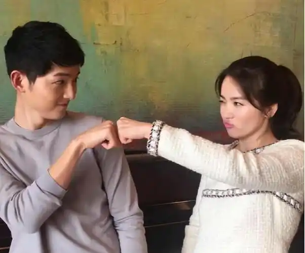 宋慧乔宋仲基重逢,一个台上颁奖,一个台下凝望,粉丝终于释怀了