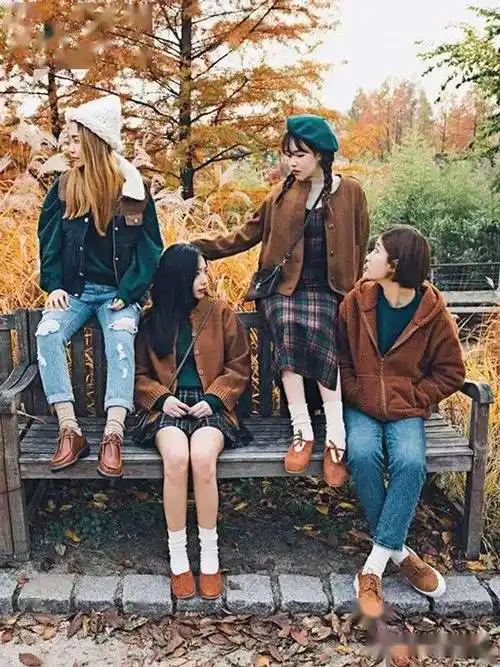 多人合影怎么摆造型._手指_颜色_服装