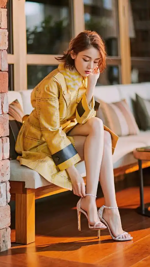 因为娜扎长得高,所以现在给娜扎拍写真基本上都会拍出娜扎的全身照.