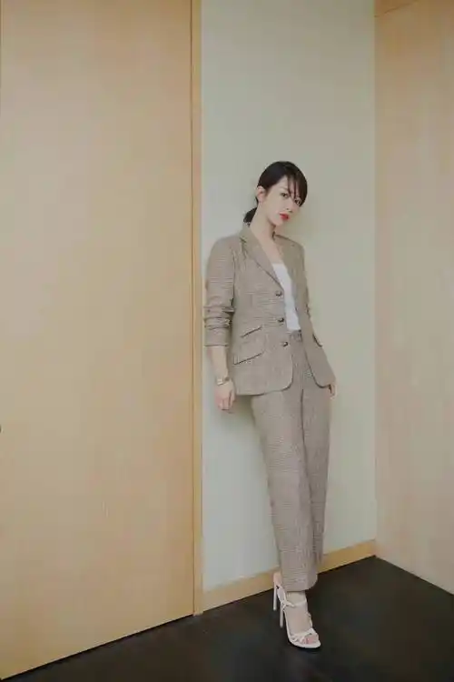 杨紫穿卡其色格纹西装配白色高跟凉鞋随拍,减龄时尚又高级_气质_的