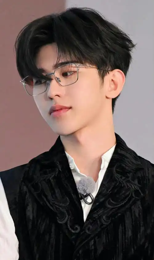 蔡徐坤奔跑吧今晚见##蔡徐坤奔跑吧眼镜造型##奔跑吧