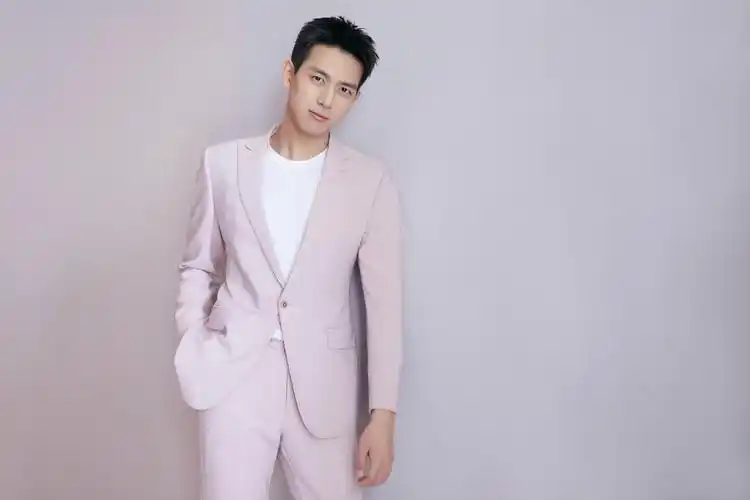 李现烟粉色西装亮相 刺猬头造型夏日清爽来袭