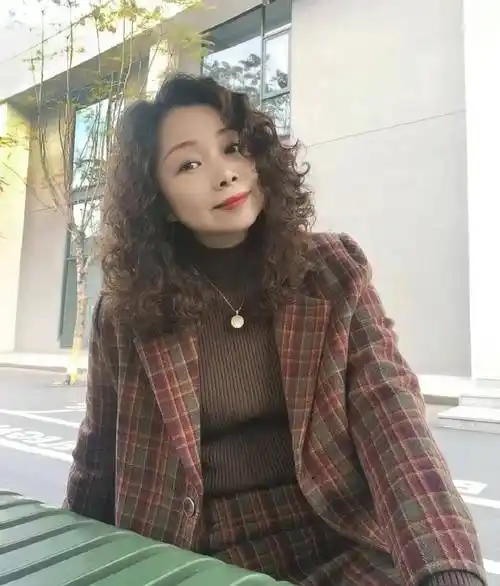 3:搭配合适的造型产品造型产品可以帮助我们更好地打造理想的发型.