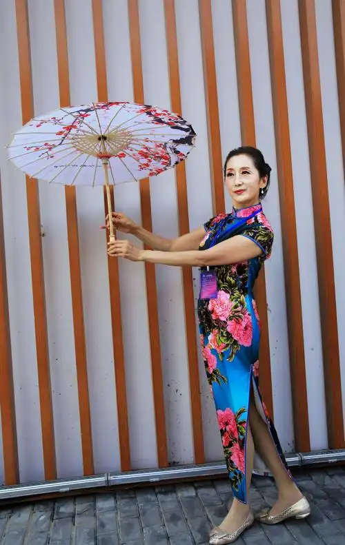 写美篇  旗袍女人与年岑无关,无论什么年岑,它都能让女人优雅,自信,穿