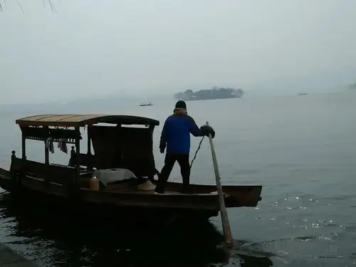 大叔霸气侧漏的背影