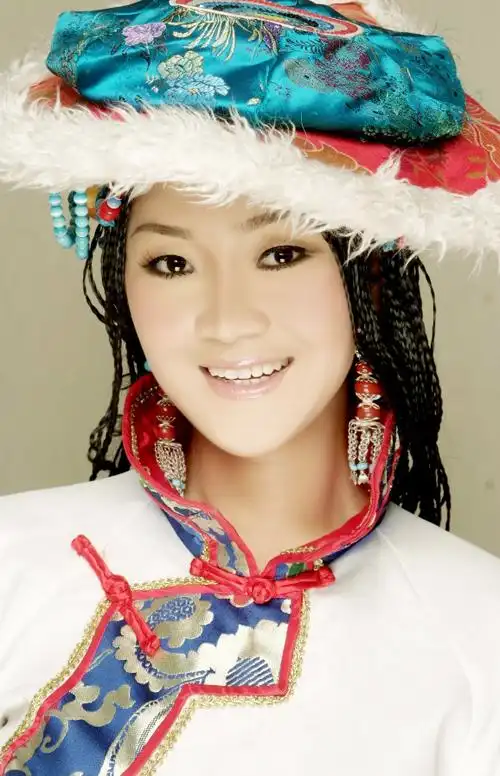 她出身农家,嗓音独特,短发肖似李宇春