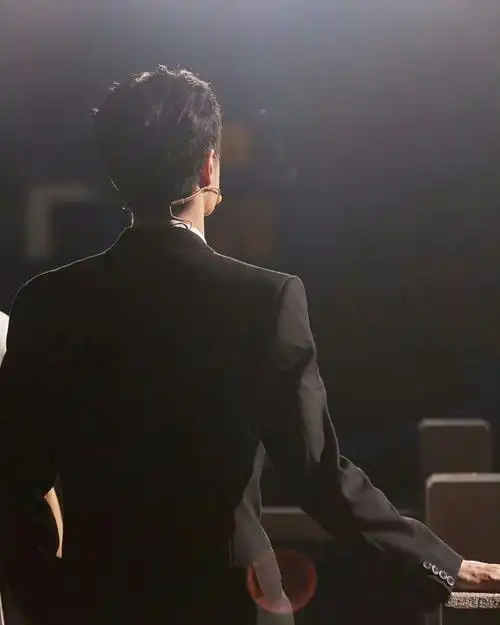 王一博ins 晒背影照啦~ 好有安全感的背,我靠