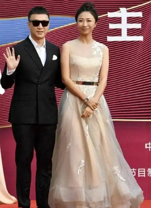孙红雷罕见带老婆亮相,38岁娇妻超模身材真"招摇",太有夫妻相_设计