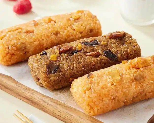 此前市面上也有中式饭团,主要适用于便利店场景,大多是冷鲜短保产品