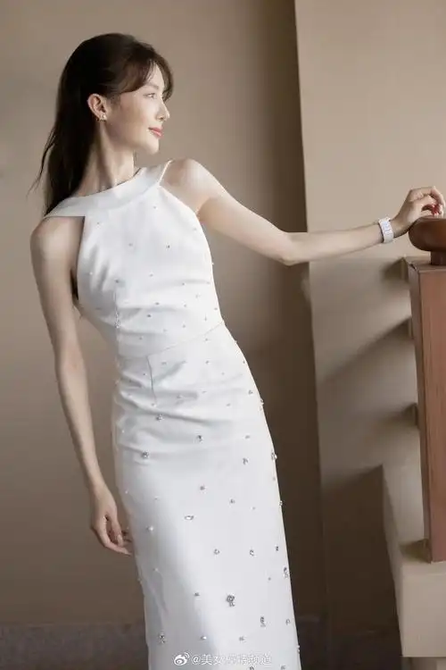 金晨白色明艳瑰丽风影