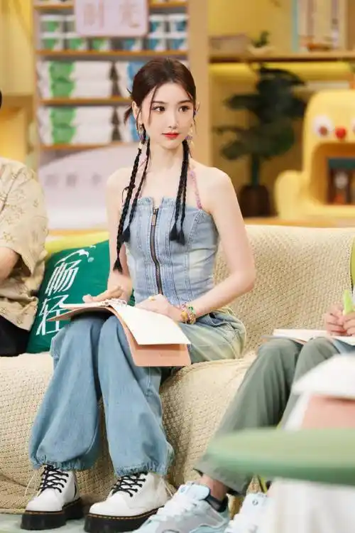 毛晓彤多巴胺穿搭甜美又可爱,高情商高智商,也比不上会穿搭_时尚_感觉